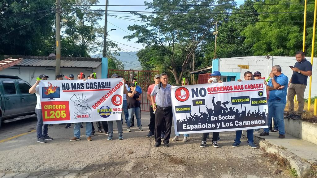 Pobladores de El Carmen protestan frente a la Enee por constantes apagones