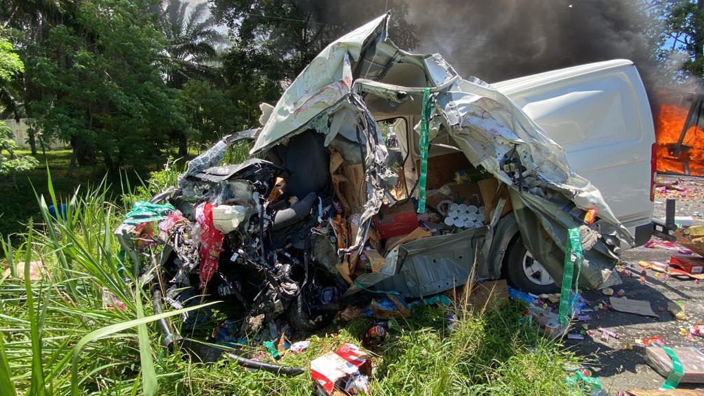 El microbús quedó destruido en el accidente.