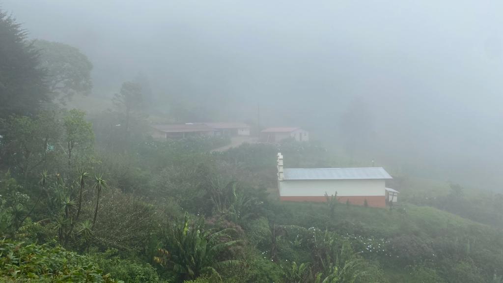 En las aldeas de Ocotepeque amanecieron cubiertas de neblina.