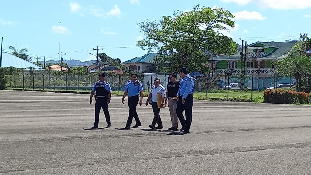 Desde Tela fue trasladado hacia El Amatillo. Allí fue detenido por autoridades salvadoreñas.