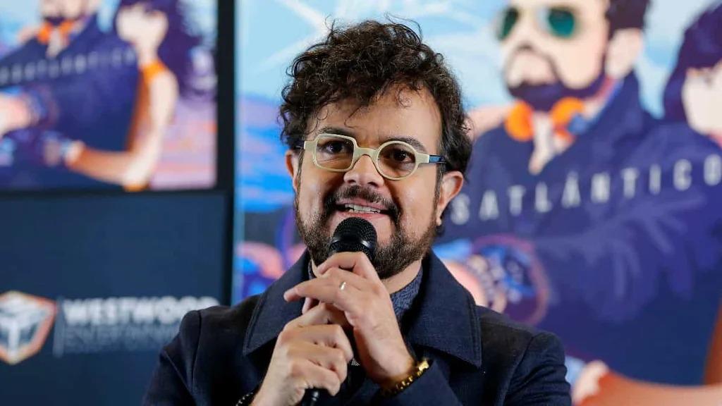 Aleks Syntek regaña a sus fans y arremete contra Bad Bunny en pleno concierto