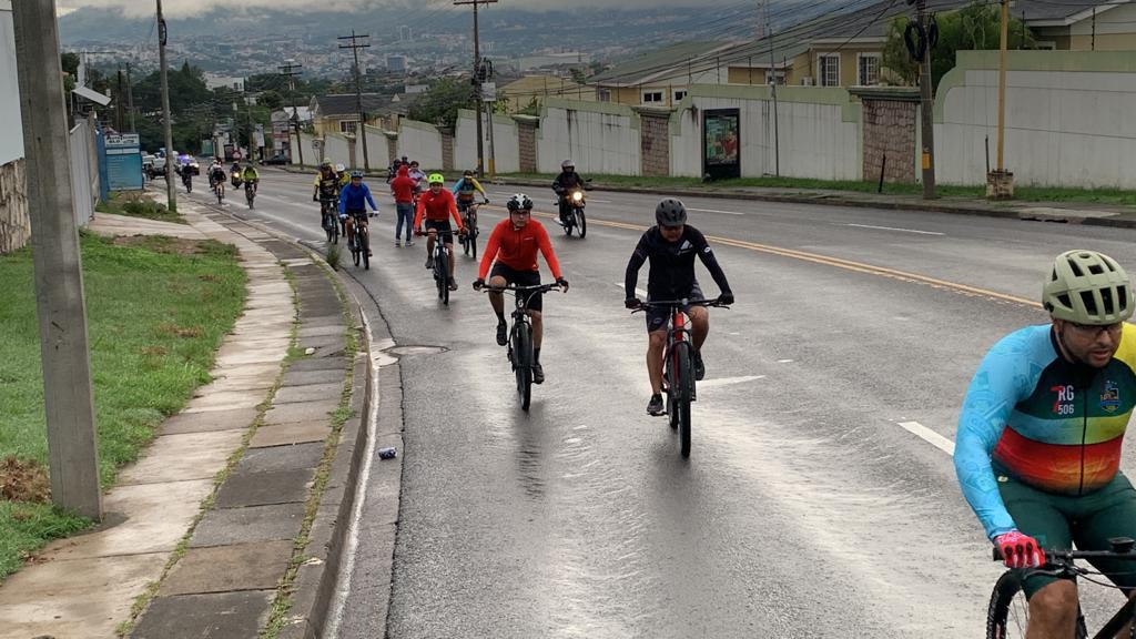 Competidores reconocen ruta previo a la Vuelta Ciclística de El Heraldo
