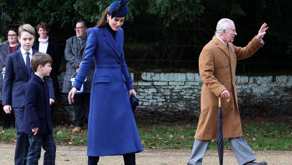 Según fuentes de la Casa Real, Kate, cuyo dolencia sigue siendo una incógnita, hizo “pequeños retoques” en la imagen, donde aparece sentada al aire libre rodeada de sus tres hijos de pie y a sus costados.