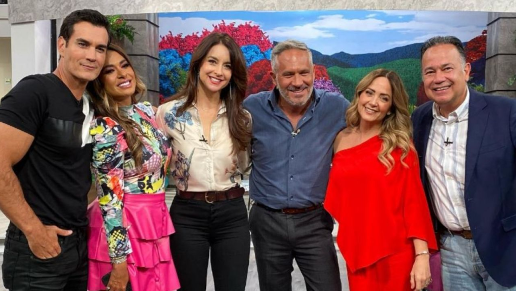 El mexicano Nicandro Díaz (primero de derecha a izquierda) murió este 18 de marzo a los 60 años tras sufrir un fuerte “accidente en una moto acuática” en Cozumel, Quintana Roo, México. La lamentable noticia provocó muchos de mensajes de despedida por parte de protagonistas de telenovelas y famosos, quienes dieron el último adiós al productor.