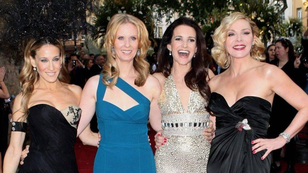 Sex and the City Temporadas 1-6 - La trama sigue las vidas entrelazadas de cuatro amigas que navegan por sus treintas en la bulliciosa Nueva York, enfrentando dilemas amorosos, profesionales y personales. En Netflix estrena a partir del 1 de abril. 