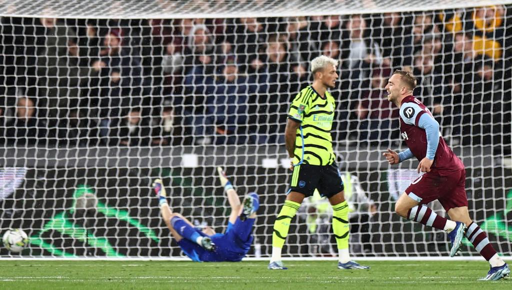 Jarrod Bowen del West Ham celebra uno de los goles ante el lamento del Arsenal.