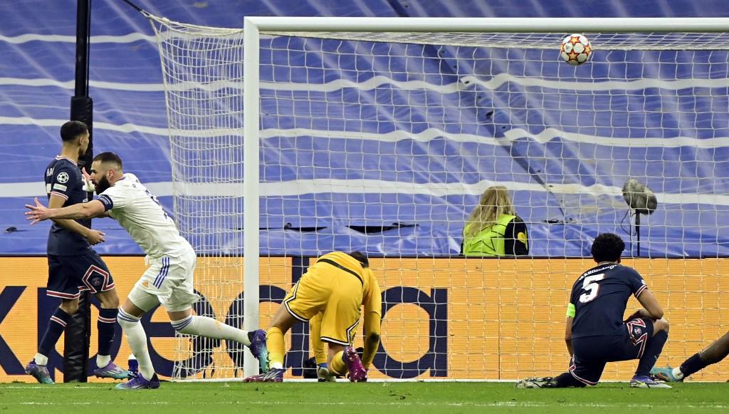 Karim Benzema celebrando el primero de tres goles marcados en la victoria del Real Madrid ante PSG.
