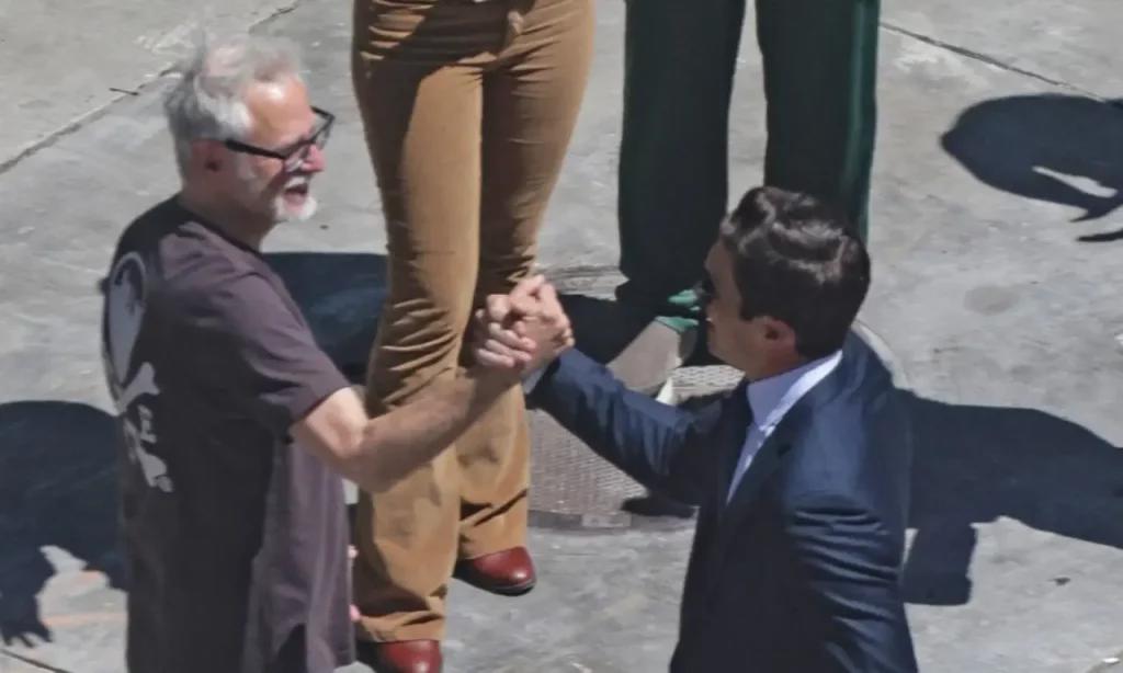 James Gunn y William Reeve estrechándose la mano en el lugar de grabación de la película.