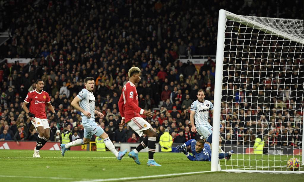 Momento en donde Marcus Rashford empujaba la pelota al fondo de las redes.