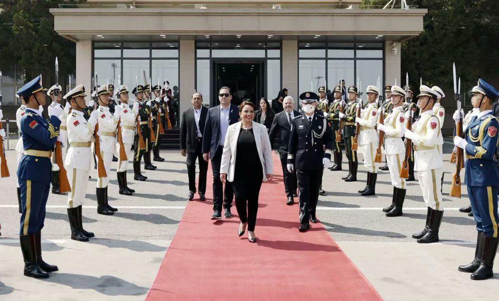 Xiomara Castro deja China, se preparará para ir a Bélgica