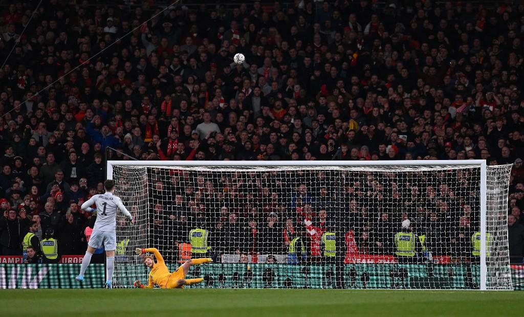 El lanzamiento penal de Kepa se fue arriba del arco y Liverpool fue campeón de la Carabao Cup.