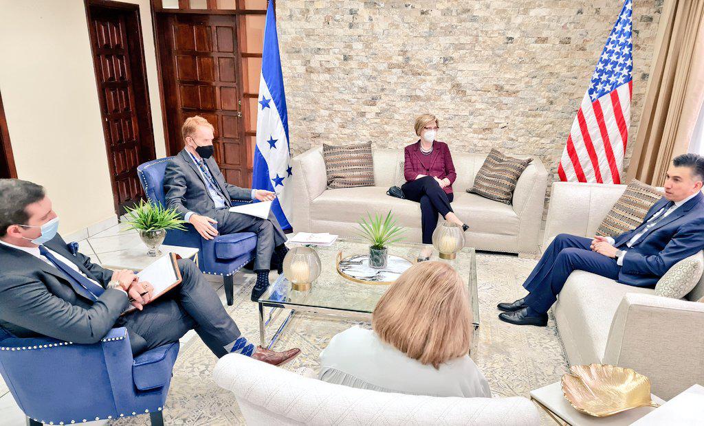 Imagen de la reunión entre la embajadora de EEUU en Honduras, Laura Dogu, y el presidente de la CSJ, Rolando Argueta. Fotografía: CSJ / Twitter