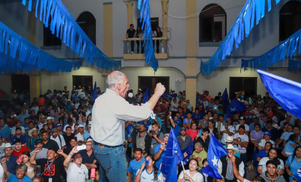 Tito Asfura promete un sistema de agua potable para Copán Ruinas