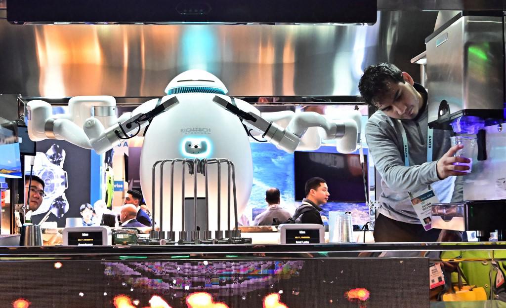 Adam, un robot humanoide de Richtech Robotics que elabora bebidas que van desde café y boba hasta cócteles y cócteles sin alcohol, se ve en el Consumer Electronics Show (CES) el 9 de enero de 2024 en Las Vegas, Nevada.