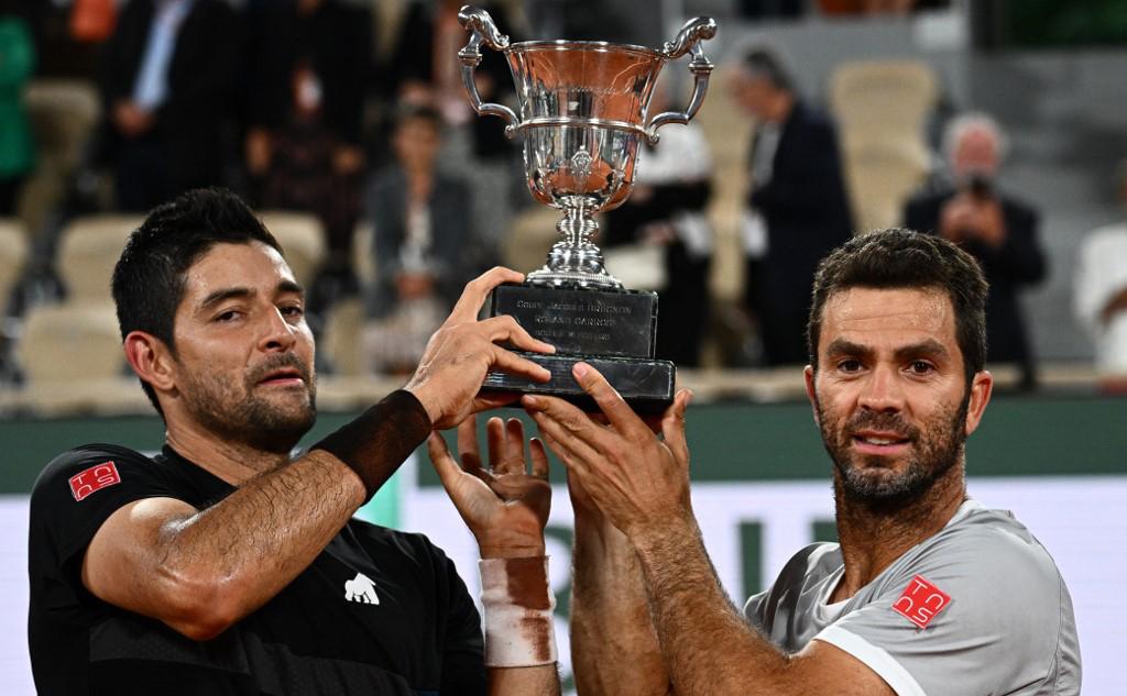 Marcelo Arévalo junto a su compañero Jean-Julien Rojer posando con el título conseguido tras ganar el Roland Garros.