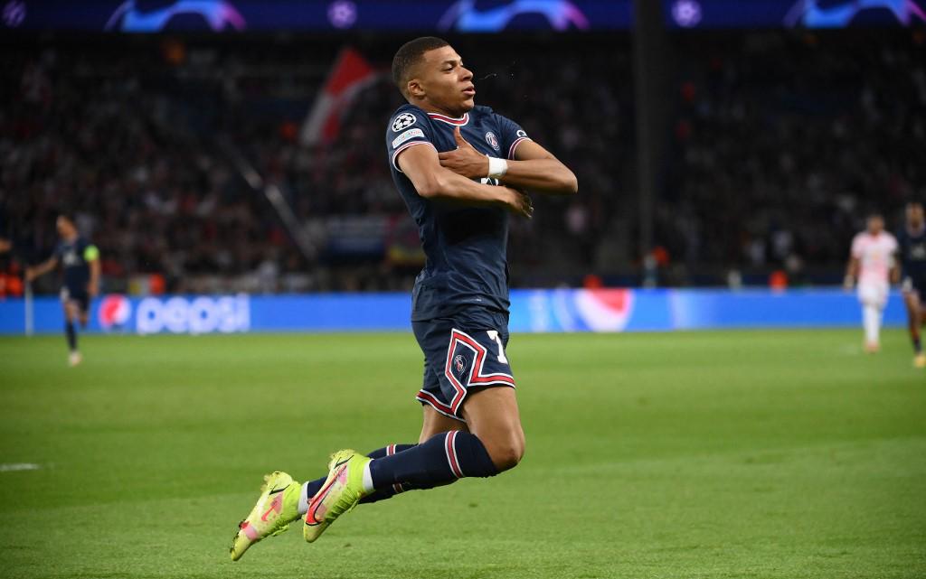 Kylian Mbappé celebrando su golazo que abrió el marcador en el PSG - Leipzig.