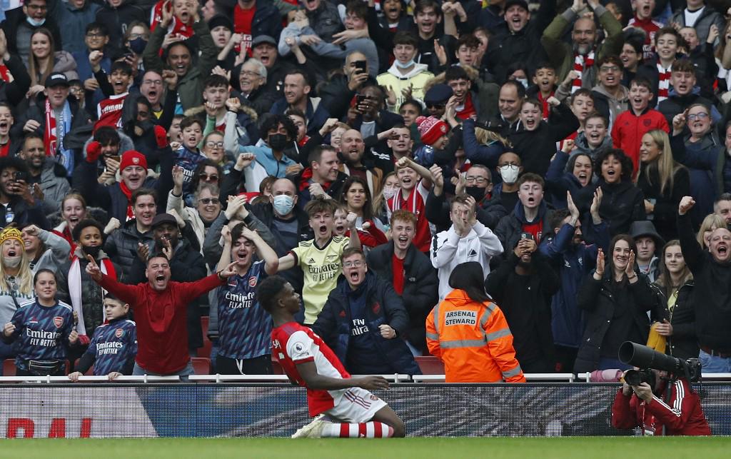 Buyako Saka del Arsenal anotó el primer gol del 2022 en la Premier League.