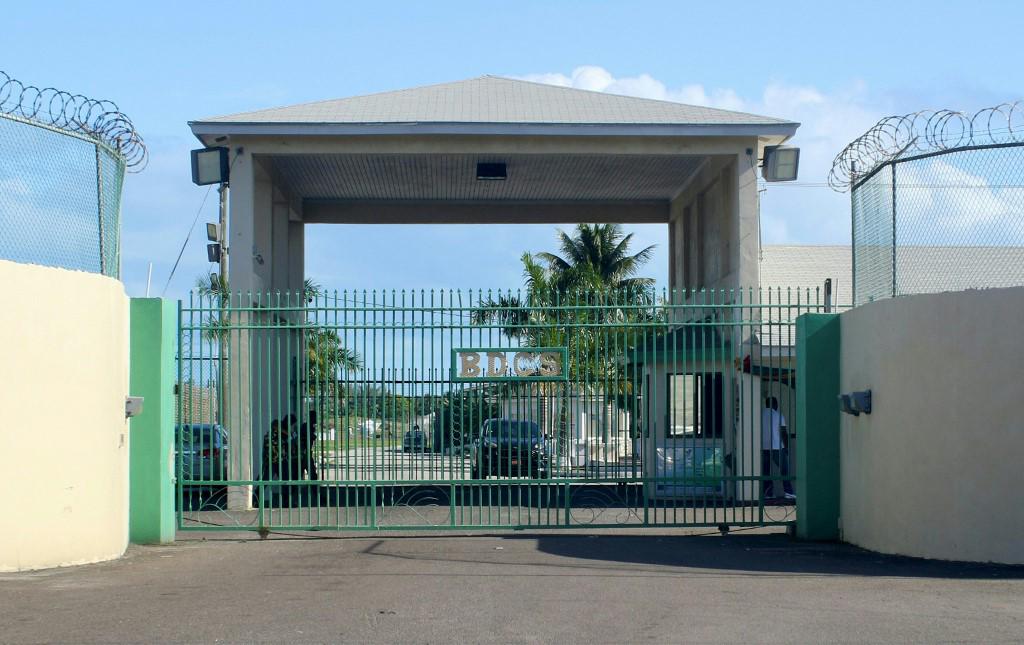 La entrada del Departamento Correccional de las Bahamas, donde el fundador de FTX, Sam Bankman-Fried, está bajo arresto.