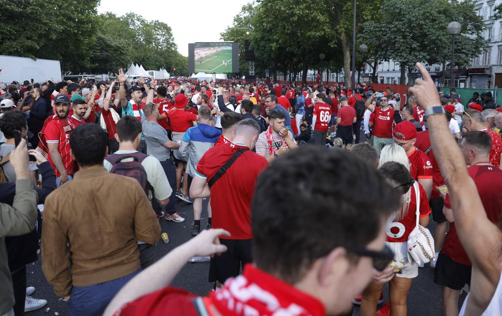 Aficionados del Liverpool han tenido problemas para ingresar al estadio y por eso sufrió un retraso.