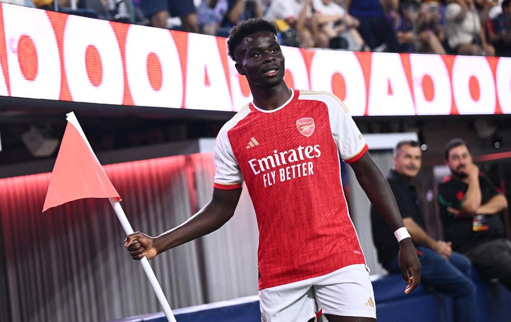 Bukayo Saka celebrando el tanto que le daba el empate parcial al Arsenal.