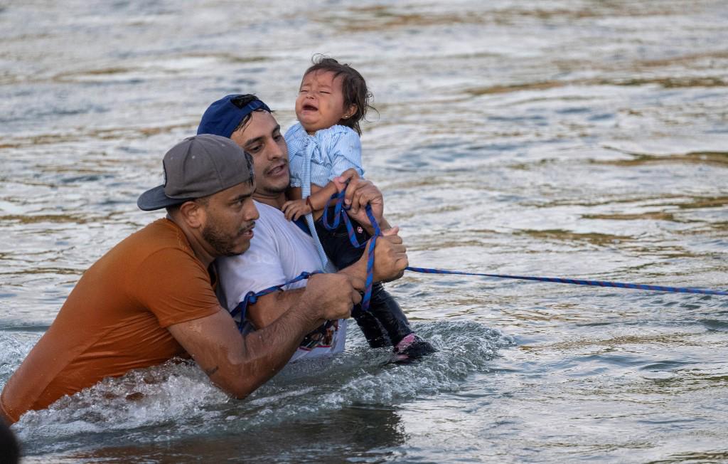 Familias migrantes siguen cruzando el río Grande para llegar a Estados Unidos.