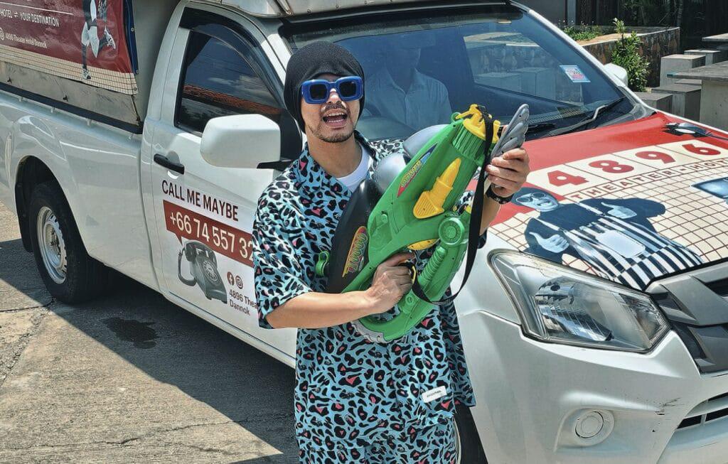 Modelo es hallada sin vida en una bañera; famoso cantante es sospechoso