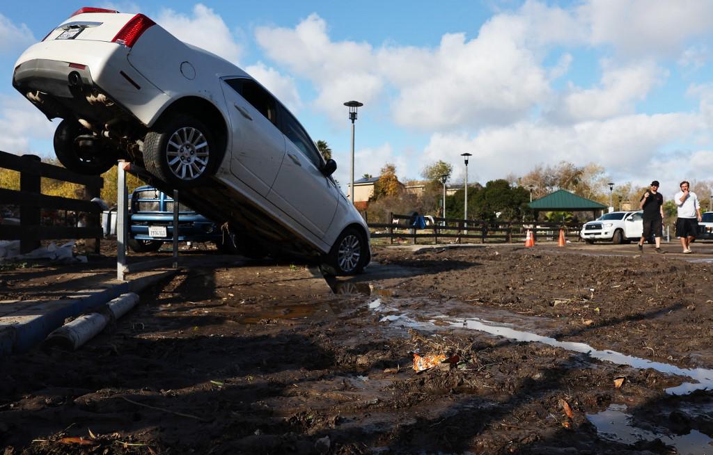Tormenta repentina inunda San Diego, California; se lleva carros y casas