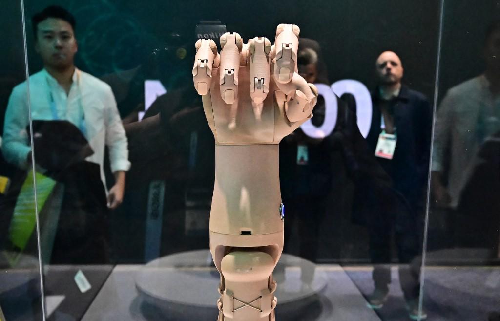 Una prótesis de brazo biónico de Unlimited Tomorrow en exhibición en el stand de Siemens en el Consumer Electronics Show (CES) el 9 de enero de 2024 en Las Vegas, Nevada.