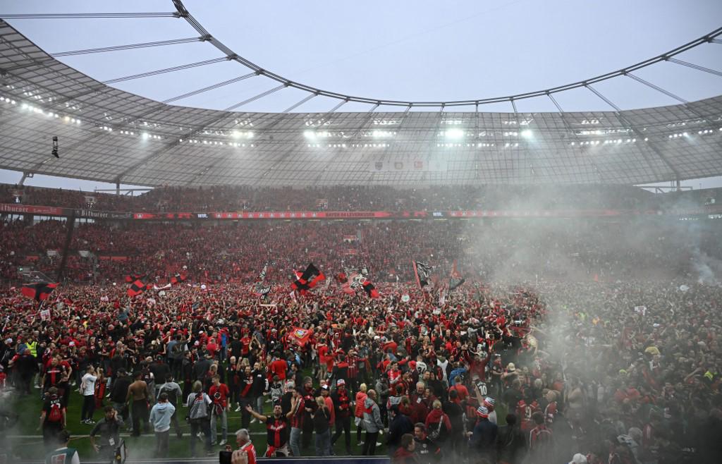 Los seguidores del Bayer Leverkusen celebraron el primer título de su historia en la Bundesliga alemana de fútbol con una invasión de campo.