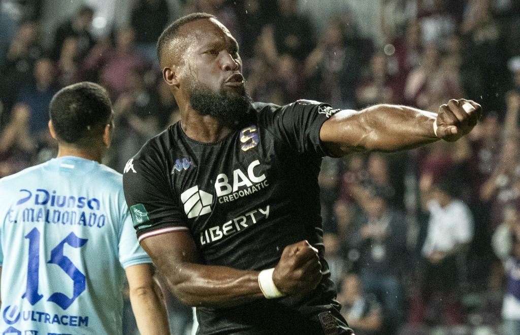 Así festejó el zaguero central Kendall Waston su gol en el Saprissa vs Motagua por el repechaje de la Copa Centroamericana .