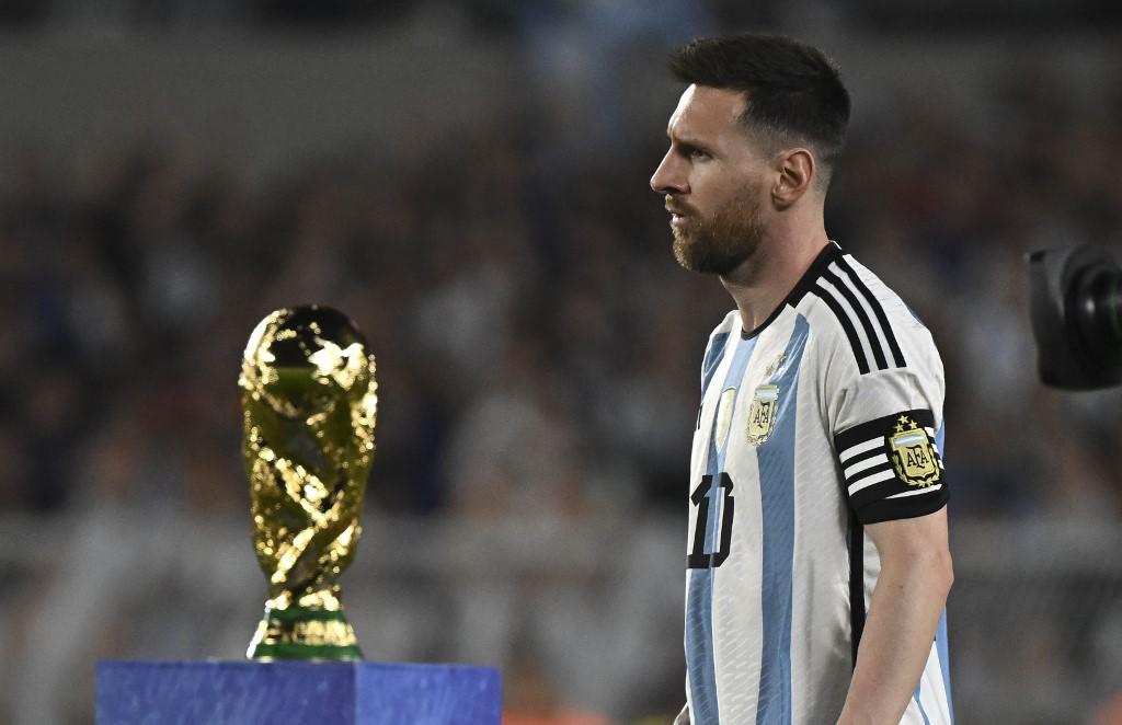 Lionel Messi presentó a la afición la Copa del Mundo conquistada en Qatar.