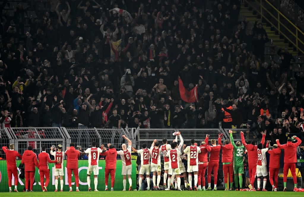 La plantilla del Ajax celebró el triunfo con su afición que hizo el viaje a territorio alemán.