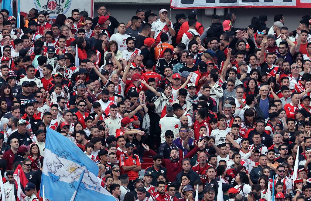 Argentina: Aficionado de River Plate muere en pleno partido