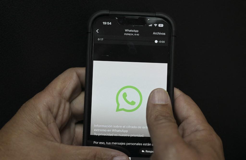 Ilustración fotográfica del logotipo de WhatsApp en un teléfono móvil en Caracas el 5 de agosto de 2024. El presidente venezolano, Nicolás Maduro, llamó el 5 de agosto de 2024 a boicotear la popular aplicación de mensajería WhatsApp.