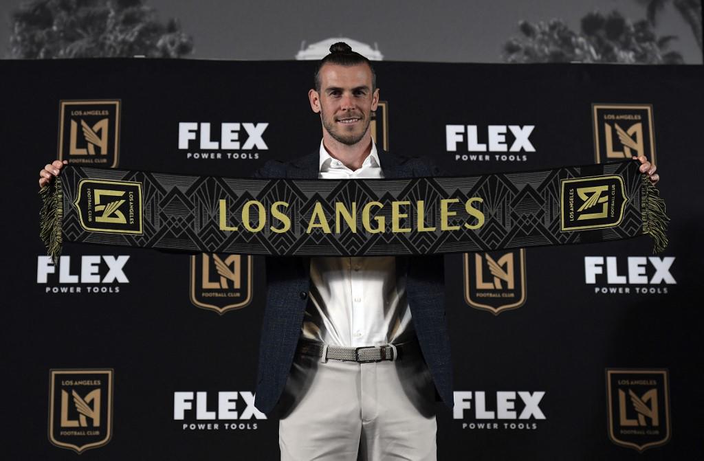 Gareth Bale posando con la bufanda alusiva de Los Angeles FC en su presentación.