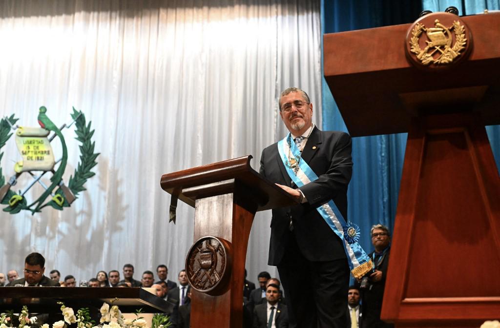 El nuevo presidente de Guatemala, Bernardo Arévalo, pronuncia un discurso después de tomar juramento.