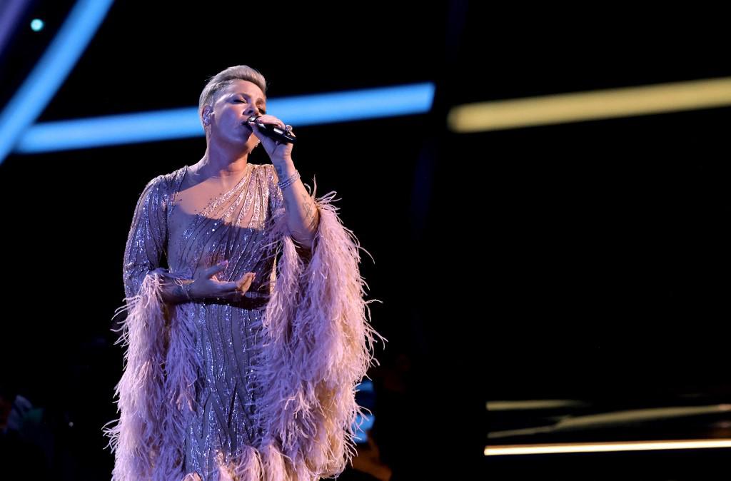 Así fue el tributo de Pink a la estrella de “Vaselina”, Olivia Newton- John