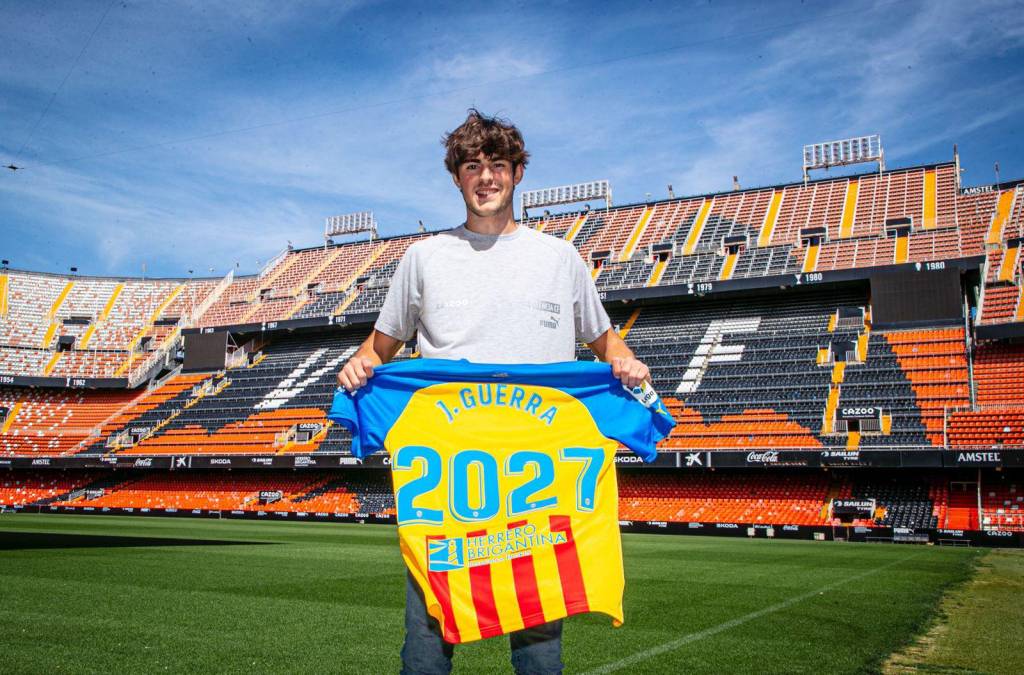 El joven centrocampista Javi Guerra renueva con el Valencia hasta 2027.