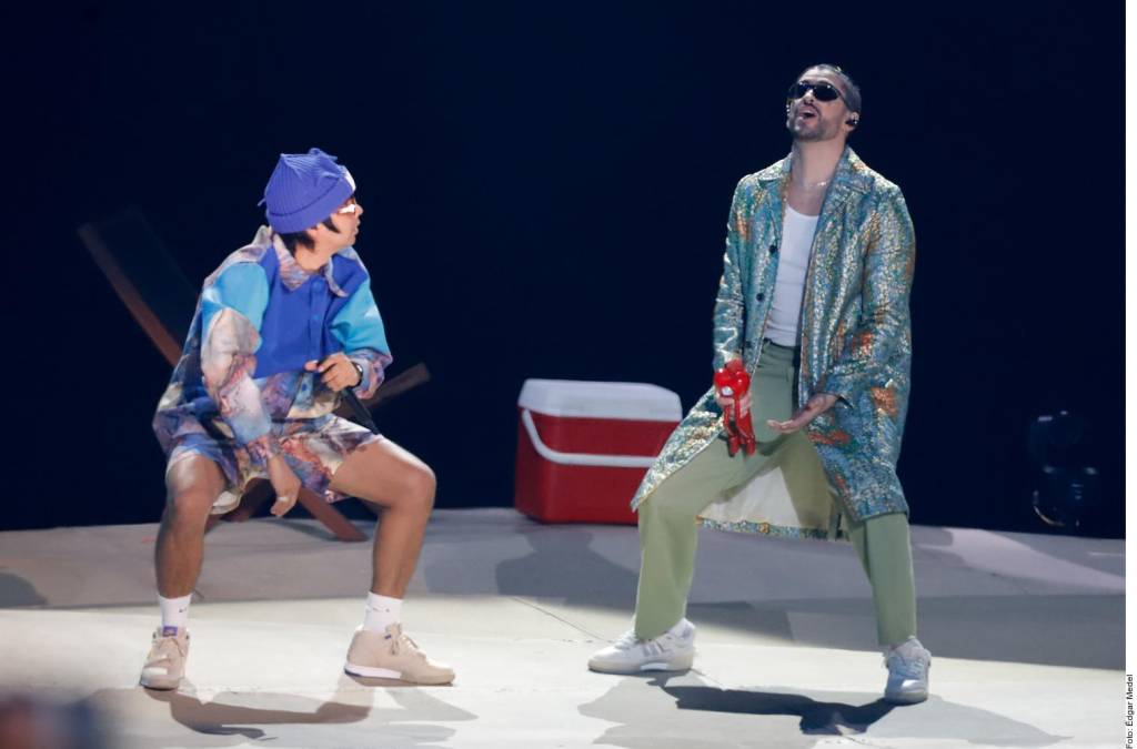 Adentro, Bad Bunny enloquecía con su música a cerca de 85 mil fans que sí pudieron ingresar. Luego de más de una hora y media de retraso, el boricua -fenómeno de la música en español, al ser el más escuchado a nivel global- arrancó con temas como “Moscow Mule”, “Me Porto Bonito” y “Un Ratito”. Los miles de enfebrecidos fans gritaron, bailaron, cantaron y perrearon sin límites.