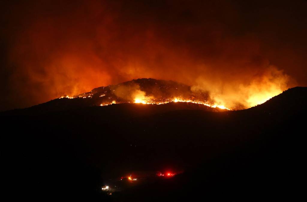 Infierno en California: Al menos 4 muertos y miles de evacuados deja nueva oleada de incendios