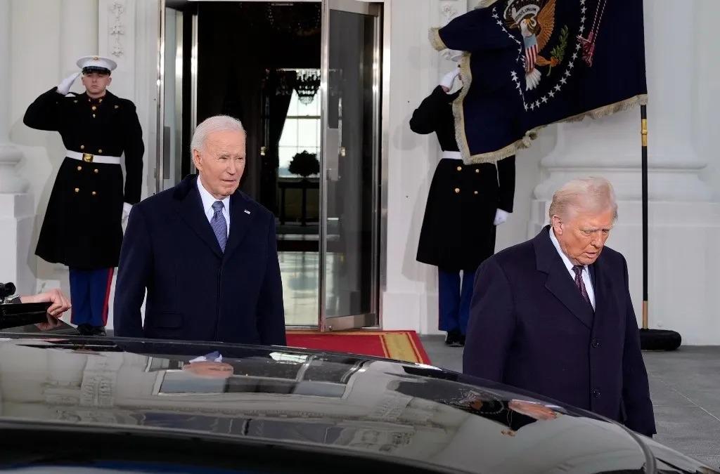 El presidente de EE. UU., Joe Biden da la bienvenida al presidente electo Donald Trump.