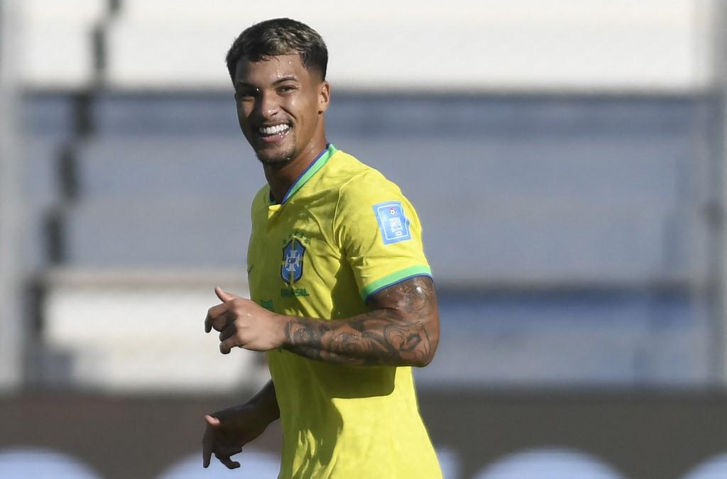 Marcos Leonardo de Brasil celebrando su gol.