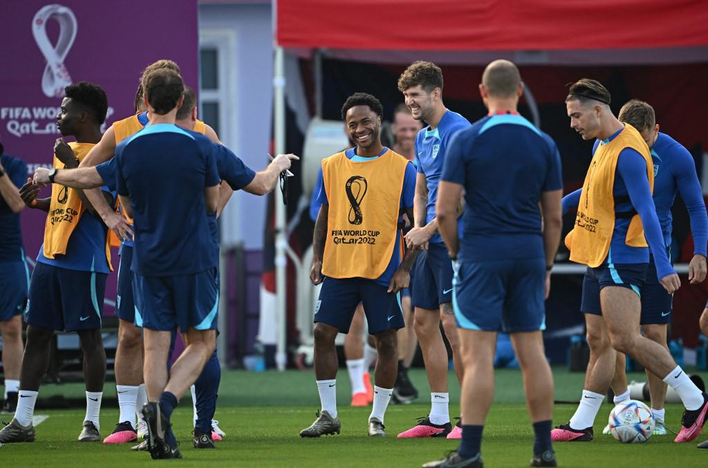 Sterling vuelve a entrenamientos de Inglaterra tras susto familiar