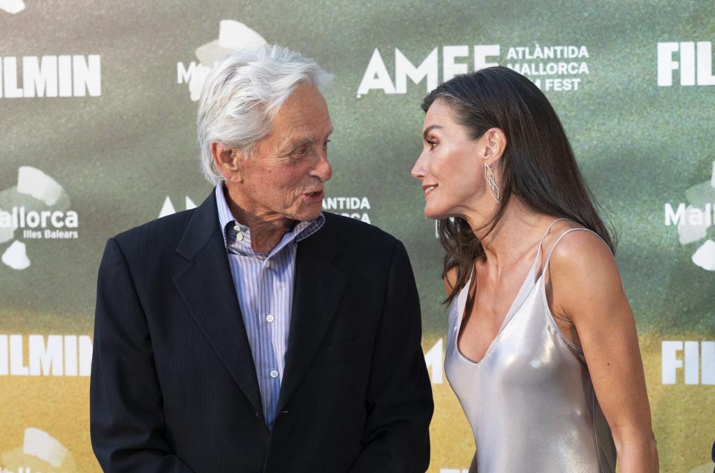 Michael Douglas habla con la reina de España, Letizia, antes de la gala de clausura de la 14ª edición del Festival de Cine Atlántida Mallorca en Palma de Mallorca.