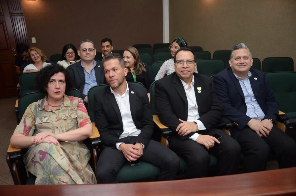 Imágenes de la firma de la alianza entre UTH y UCO de España.