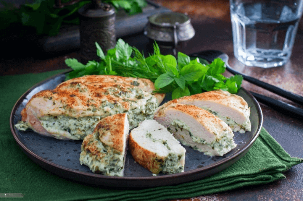 Pollo relleno de espinacas y queso feta; Este exquisito plato combina la jugosidad del pollo con la frescura de las espinacas y la intensidad del queso feta. El pollo se rellena con esta deliciosa mezcla de ingredientes, creando un contraste de sabores y texturas que sorprenderá a todos los comensales. Una opción elegante y sofisticada para una cena memorable para el día de la madre.