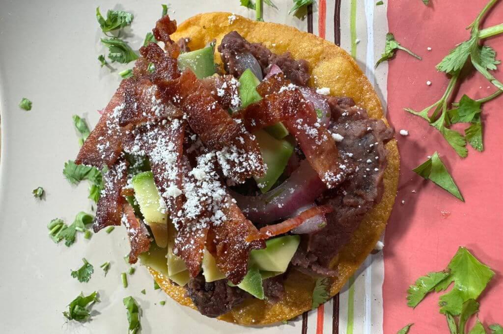 Catrachas con tocino y aguacate