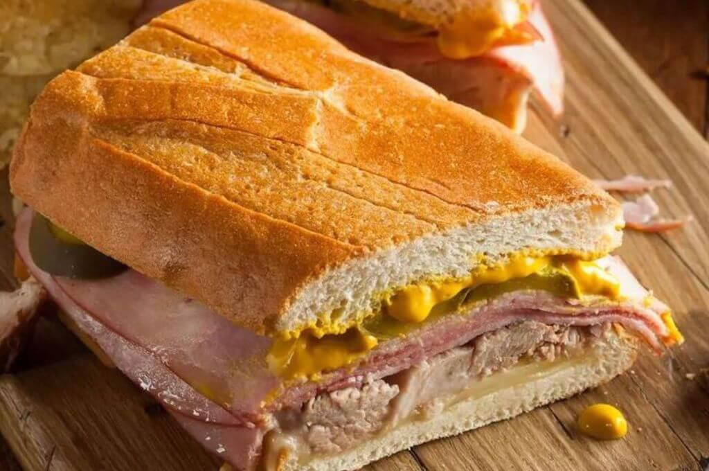 Sándwich cubano con papas cajún