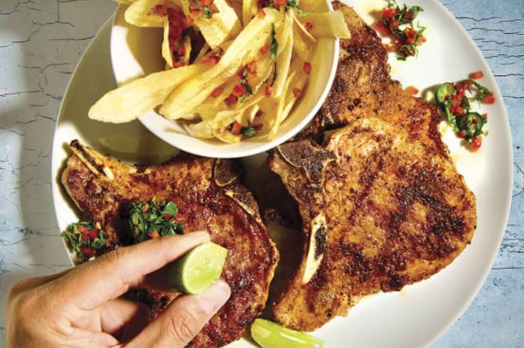 Chuletas con tajadas.