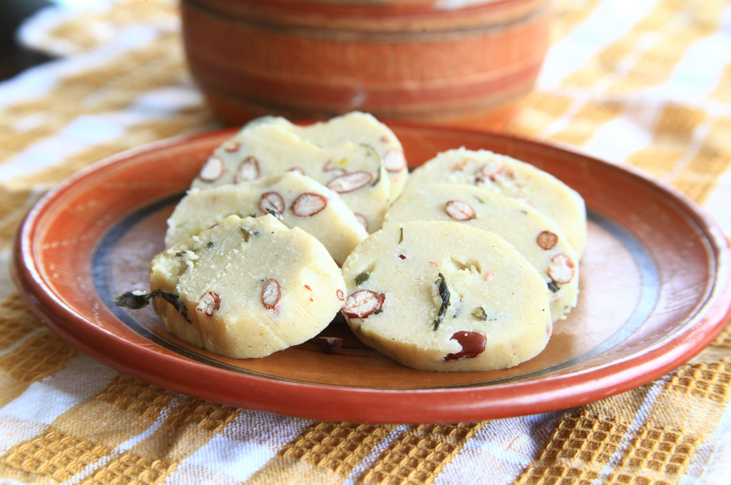 Ticucos de frijol con chipilin.